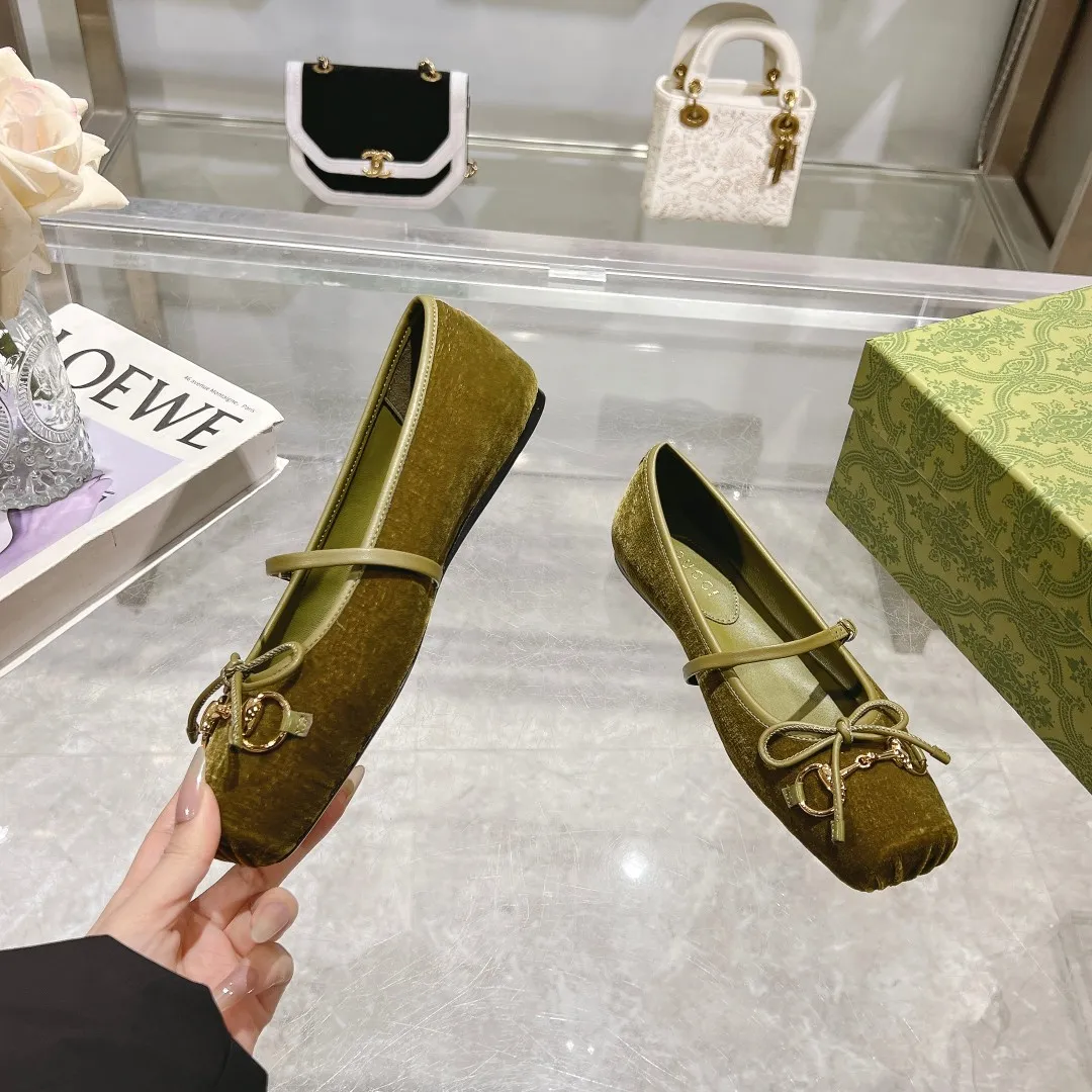 👟👟Ex-factory price 560👟👟 Gucci Horsebit series women's ballet flats. This iconic horsebit ballet flats features a square toe design and elegant bow details, paying tribute to the traditional ballet shoe style. This piece is crafted from Gucci ankh leather and embellished with a light gold-tone horsebit buckle. A 'sacchetto' construction with a soft, padded insole provides a great fit. ✅Size: 35-42 (customized for 40-42) ✅Sole material: Imported Italian genuine leather sole ✅Packaging: Brand new red box packaging